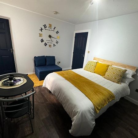 Newly Renovated Studio In Center Лутон Экстерьер фото