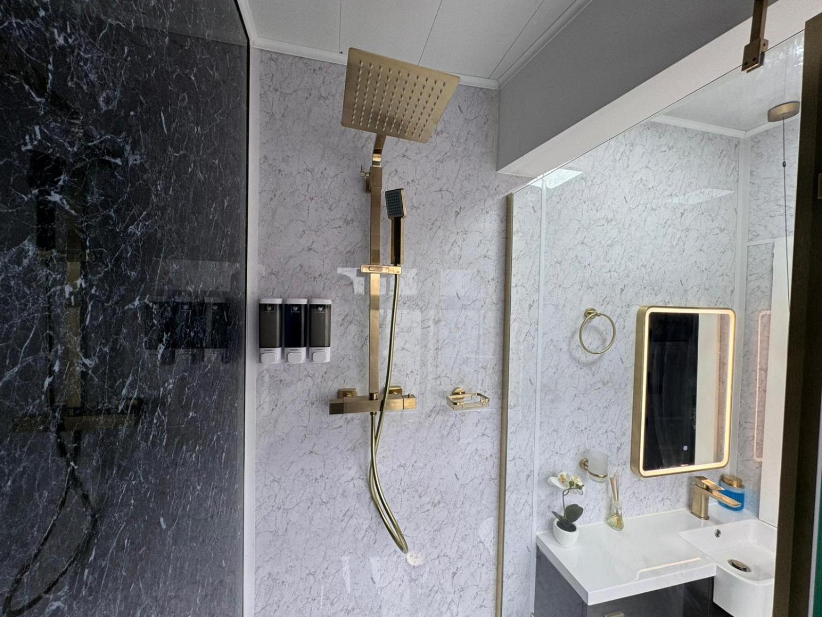 Newly Renovated Studio In Center Лутон Экстерьер фото